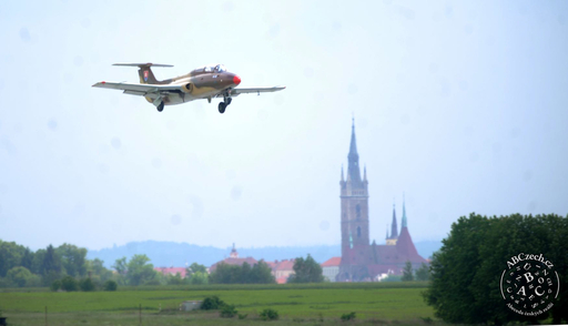Aero L-29 se předvádí letovou ukázku během dne otevřených dveří čáslavského letiště (25.5.2013). ČTK/Vostárek Josef.