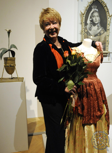 Alena Vránová se svým portrétem a šaty z pohádky 