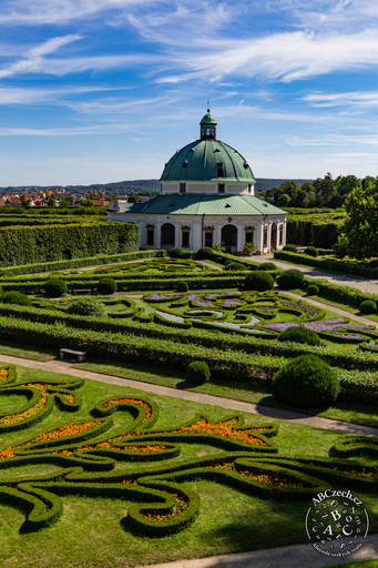 Květná zahrada v Kroměříži - pohled na zahradní pavilon zvaný Rotunda. Autor: Josef Mirovský.