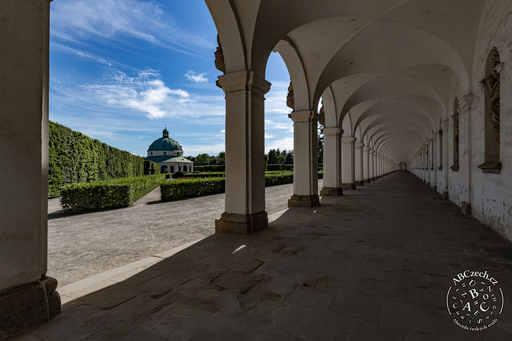 Květná zahrada v Kroměříži. Pohled do velkoryse pojaté 244 m dlouhé kolonády, která do 19. století sloužila jako vstup do zahrady. Autor: Josef Mirovský.