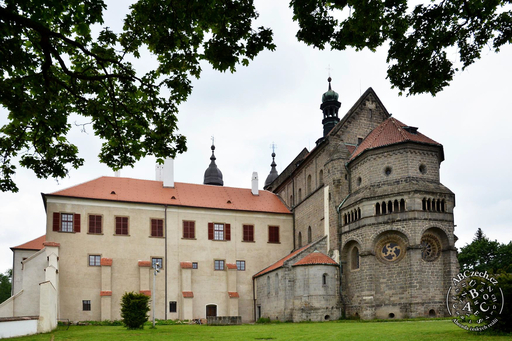 Presbytář a závěr baziliky spolu s částí bývalého benediktinského kláštera, přebudovanou na zámek. ČTK/Švancara Petr