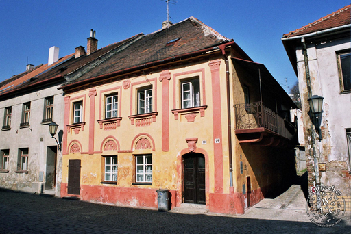 Barokní dům čp. 25 s empírovou fasádou a balkonem. ČTK/Fotobanka, ČTK/Vlček Petr