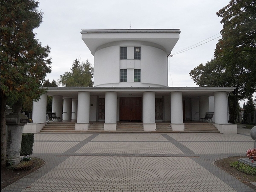 Krematorium Nymburk – Autor: Stribrohorak, licence CC BY-SA 3.0, https://commons.wikimedia.org/wiki/File:Drahelice_H._KrematoriumCelne.jpg