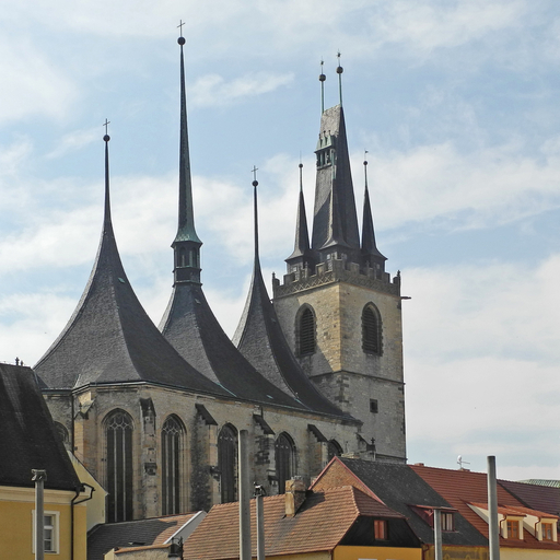 Kostel sv. Mikuláše v Lounech. Autor: SchiDD, licence CC BY-SA 4.0, https://commons.wikimedia.org/wiki/File:Louny-Nikolauskirche-01.jpg