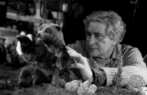  Břetislav Pojar animuje loutku medvěda do filmu 