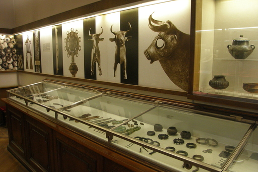 Artefakty nalezená v Býčí skále, Autor: Lasy – Vlastní dílo, CC BY-SA 3.0, https://commons.wikimedia.org/w/index.php?curid=28363127