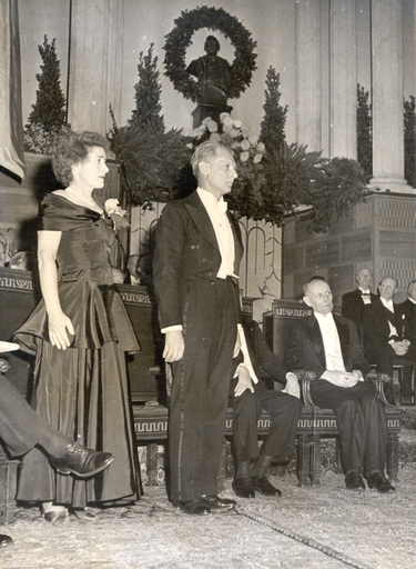 Carl Cori a manželkou Gertou přebírají Nobelovu cenu     علاء / Public domain