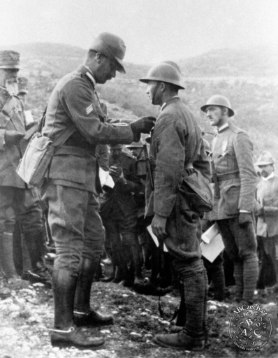 Velitel 32. pluku v Itálii plukukovník Augiono dekoruje příslušníky československých legií v Itálii po bitvě u Doss Alto (podzim 1918). ČTK.