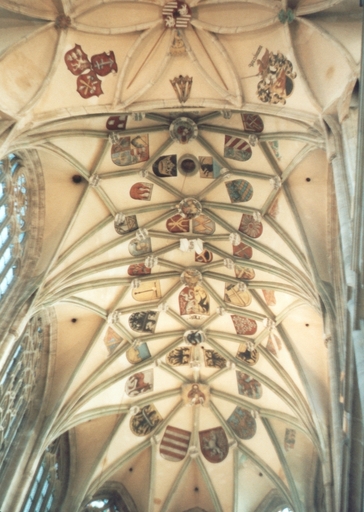 Síťová klenba chóru od Matěje Rejska s erbovní galerií. Autor: Benjamín Skála, licence CC BY-SA 3.0, https://commons.wikimedia.org/wiki/File:Kutn%C3%A1_Hora-Cathedral_St_Barbara-interior6.jpg
