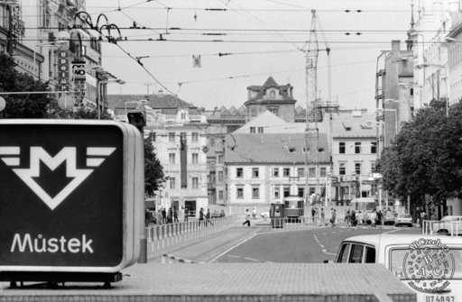 Vstup do metra Můstek v roce 1978. Znak metra s křidélky, přezdívaný též „vrána“ od Jaromíra Windsora. ČTK/Humpálová Zuzana.
