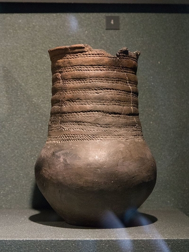 Tzv. šňůrová keramika (eneolit) z Velkých Přílep, Zde – Vlastní dílo, CC BY-SA 4.0, https://commons.wikimedia.org/w/index.php?curid=58609478