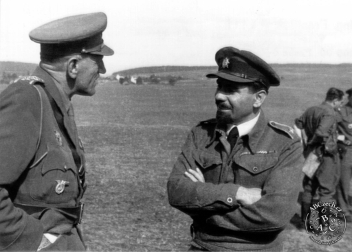 Vladimír Přikryl, velitel 2. čs. parabrigády a František Fajtl na Zolné během slovenského národního povstání (říjen 1944). ČTK.