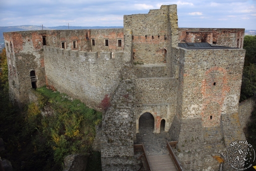 Jádro hradu se zbytky vstupní věže a hradním palácem. Autor: Aleksandr Sukhanek.