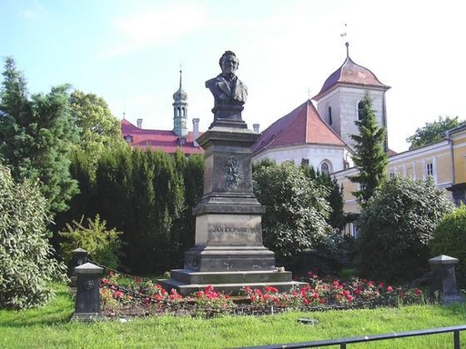 Purkyňův pomník v rodných Libochovicích licence  Miraceti / CC BY-SA (http://creativecommons.org/licenses/by-sa/3.0/)