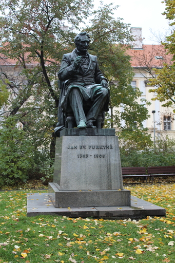 Purkyňův pomník v Praze na Karlově náměstí licence Chabe01 / CC BY-SA (https://creativecommons.org/licenses/by-sa/4.0)