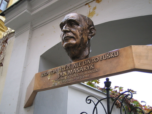 Autor: Petr Kadlec / CC BY-SA (https://commons.wikimedia.org/wiki/File:Jan_Masaryk_deska.jpg)