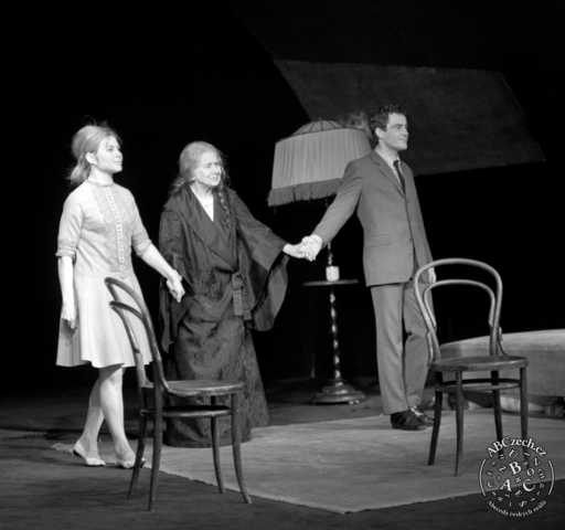 Divadlo Za branou 1969. Zleva: Marie Tomášová, Leopolda Dostalová a Jan Tříska po skončení hry Josefa Topola 