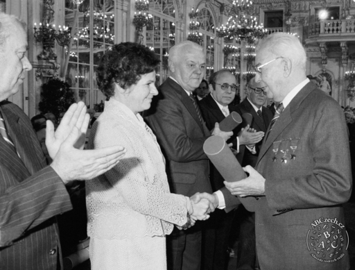 Jiřina Švorcová - převzetí vyznamenání Národní umělkyně z rukou prezidenta ČSSR Gustáva Husáka (1984). Autor: ČTK/Kruliš Jiří