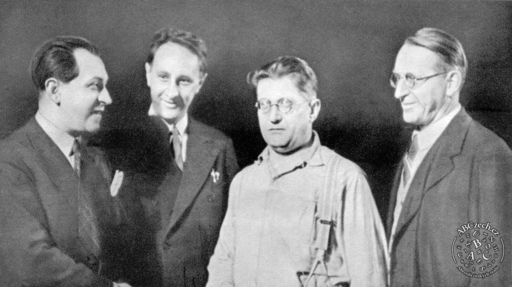 Joe Jenčík (první zleva), Bohuslav Martinů, Jožka Charvát a J. M. Gottlieb při uvedení Špalíčku v ND Praha. ČTK/Autor: Neznámý.