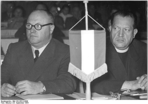 J. Plojhar na sjezdu CDU ve Výmaru v r. 1954 (spolu s J.  Debretsbergerem, předsedou Rakouské demokratické unie)       Bundesarchiv, Bild 183-26513-0008 / Wlocka / CC-BY-SA 3.0 / CC BY-SA 3.0 DE (https://creativecommons.org/licenses/by-sa/3.0/de/deed.en)