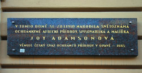 Pamětní deska na rodném domě Joy Adamsonové     Zdroj: wikipedie     http://www.lideazeme.cz/clanek/vecne-otazniky-pribehu-joy-adamsonove#