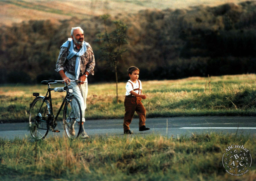Scenárista a herec Zdeněk Svěrák a představitel hlavní role Andrej Chalimon během natáčení (1995). Autor snímku: neznámý, ČTK/PR