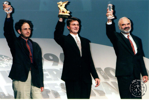 Tvůrci filmu Jan Svěrák, Zdeněk Svěrák a producent Eric Abraham po převzetí ceny Grand Prix v Tokiu (1996). Autor snímku: neznámý, ČTK/KYODO