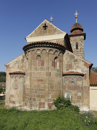 Na východní straně je bazilika zakončena třemi půlkruhovými apsidami, typickými pro románský sloh. ČTK/Rychetský Jan.