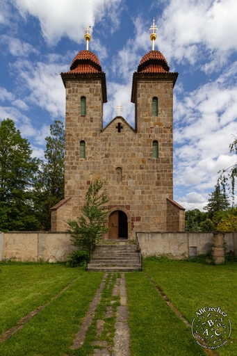 Průčelí kostela se dvěma věžemi. Autor: Josef MIrovský.