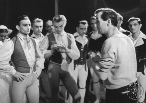 Luboš Ogoun (vlevo) při zkoušce představní Česká suita se Sašou Machovem - 1950. Archiv ND.