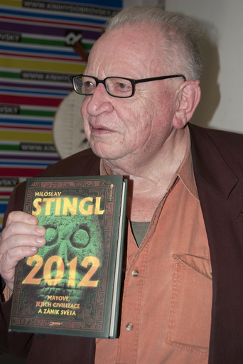 M. Stingl se svou knihou Mayové, jejich civilizace a zánik světa    Kirk / CC BY-SA (https://creativecommons.org/licenses/by-sa/3.0)