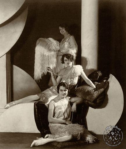 Aranžované módní snímky rób ze salonu Arnoštky Roubíčkové pro časopis Salon 1924. UPM. Autor: František Drtikol.