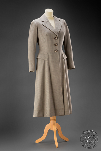 Jarní plášť, kolem r. 1947 vlněná tkanina s „pepito“ vzorem Modelový dům Hanna Podolská, střihač František Vobecký. UPM.