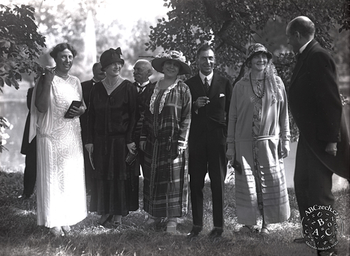 Návštěva ministrů zahraničních věcí států Malé dohody s manželkami v Lánech s Alicí Masarykovou, Hanou Benešovou a Janem Masarykem 14. 7. 1924. UPM.