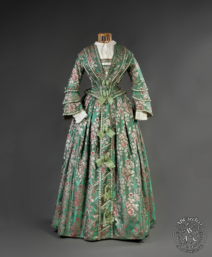 Dámské hedvábné šaty 50. leta 19. století. UPM.