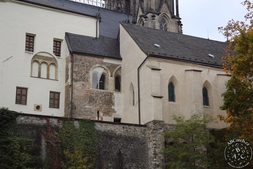 Příklad různých stavebních fází olomouckého hradu: pohled na vnější zdi bývalého biskupského paláce a pozdějších původně středověkých budov. Autor: Aleksandr Sukhanek.