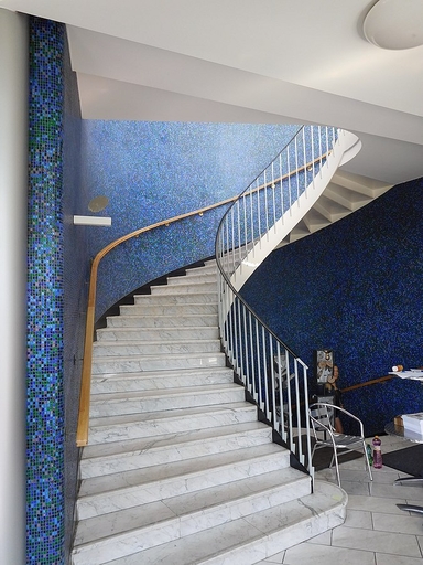 Bývalá restaurace Expo 58. Interiér, hlavní schodiště – Autor: JiriMatejicek, licence CC BY SA 3.0, https://commons.wikimedia.org/wiki/File:Praha_Letna_Expo_58_i01.jpg