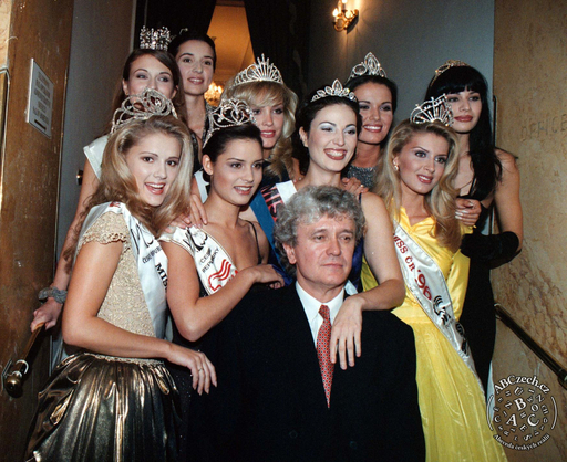 Miloš Zapletal s vítězkami soutěží Miss 1997. ČTK/Eret Petr.