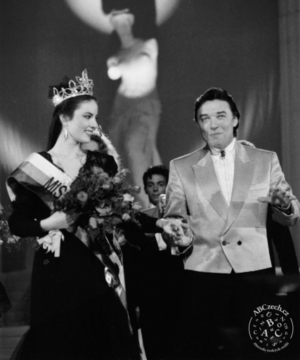 První Miss Československa 1989 Ivana Christová a Karel Gott. ČTK/BERGER Petr.