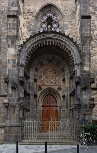 Pozdně gotický portál s reliéfe ukřižování Krista, jednou z předních památek českého středověkého sochařství. Autor fotografie: Josef Mirovský.
