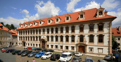 Hlavní (západní) průčelí Valdštejnského paláce. Autor fotografie: MONUDET, licence CC BY-SA 4.0, https://upload.wikimedia.org/wikipedia/commons/d/d2/Vald%C5%A1tejnsk%C3%BD_pal%C3%A1c_v_Praze.jpg