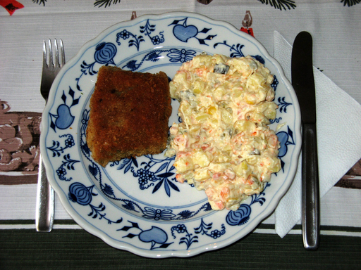 Štědrovečerní večeře – smažený kapr s bramborovým salátem. Autor: Ludek, licence: CC BY-SA 3.0, https://upload.wikimedia.org/wikipedia/commons/d/d6/Stedrovecerni_smazeny_kapr_s_bramborovym_salatem.jpg