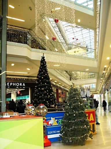 Vánoční strom v obchodním centru, Liberec (2019). Autor: Marie Čcheidzeová, licence: CC BY-SA 4.0, https://upload.wikimedia.org/wikipedia/commons/7/71/V%C3%A1noce_2019_Liberec_%281%29.jpg