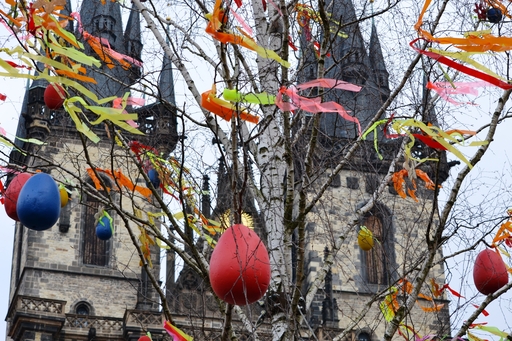 Velikonoční výzdoba na Staroměstském náměstí v Praze. Autor: David Sedlecký, licence: CC BY-SA 3.0, https://upload.wikimedia.org/wikipedia/commons/5/50/Starom%C4%9Bstsk%C3%A9_n%C3%A1m%C4%9Bst%C3%AD_Velikonoce.JPG