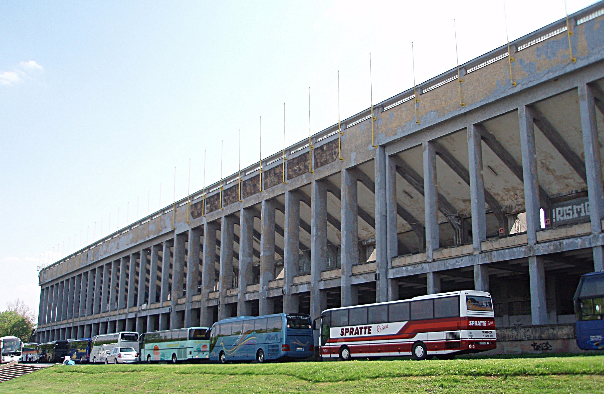 Velký strahovský stadion, 2011 - Autor: Mister No, licence CC BY SA 3.0, https://commons.wikimedia.org/wiki/File:Velk%C3%BD_strahovsk%C3%BD_stadion_-_panoramio_(1).jpg