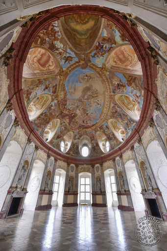 Interiér proslulého Sálu předků se sochami členů rodu Althanů a rozsáhlou freskou v kupoli od malíře Jana Michaela Rottamyra. ČTK/Pavlíček Luboš.