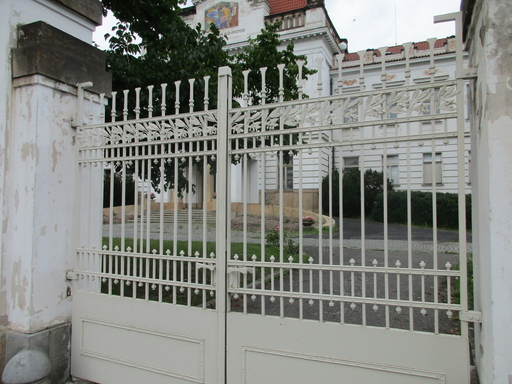 Brána u hlavního vchodu    Autor: Alena Pokorná licence CC BY-SA (https://creativecommons.org/licenses/by-sa/4.0)